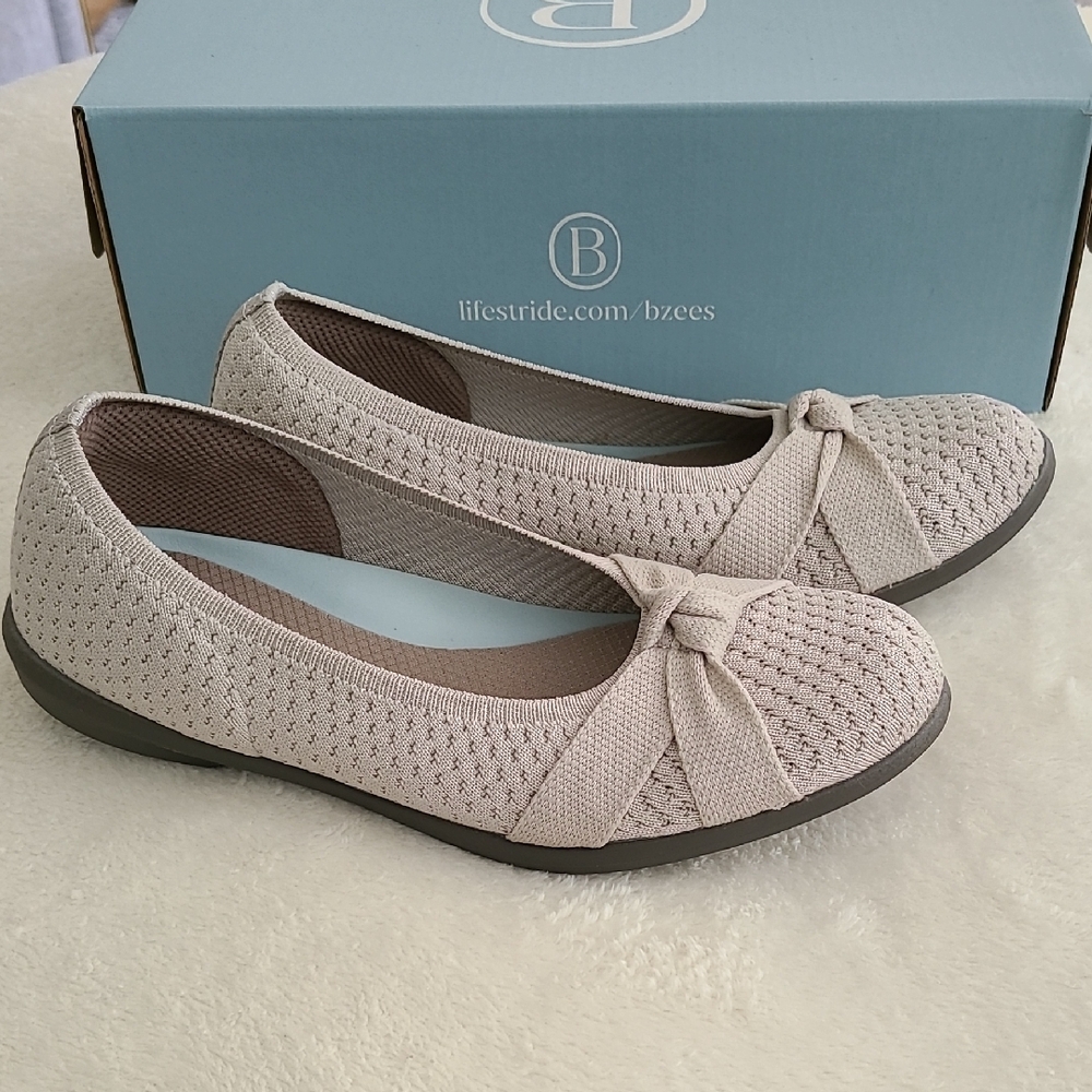 Bzees Women's Cream Knit Loafers